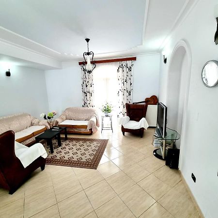 Luckyshine Hostel Vlorë Buitenkant foto