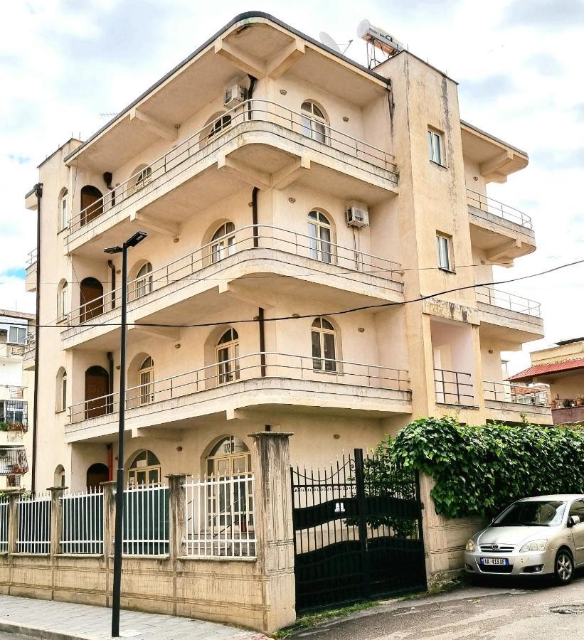 Luckyshine Hostel Vlorë Buitenkant foto