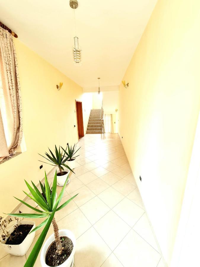 Luckyshine Hostel Vlorë Buitenkant foto