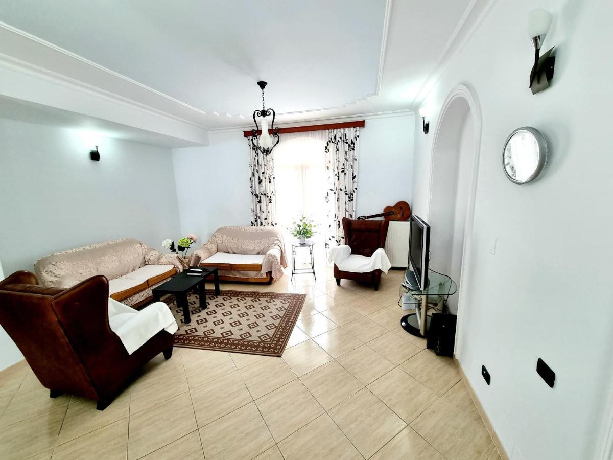 Luckyshine Hostel Vlorë Buitenkant foto