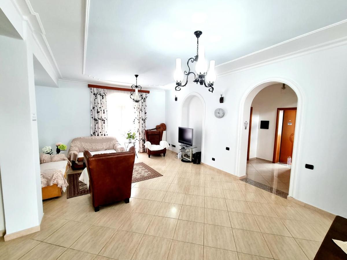 Luckyshine Hostel Vlorë Buitenkant foto