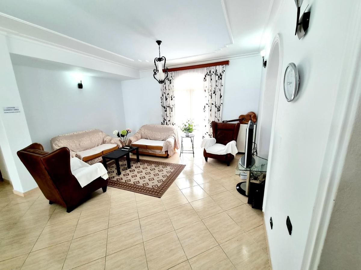 Luckyshine Hostel Vlorë Buitenkant foto