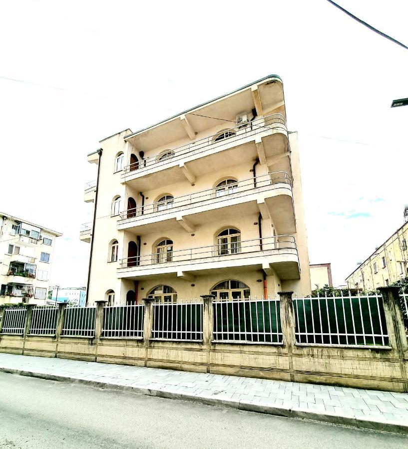 Luckyshine Hostel Vlorë Buitenkant foto