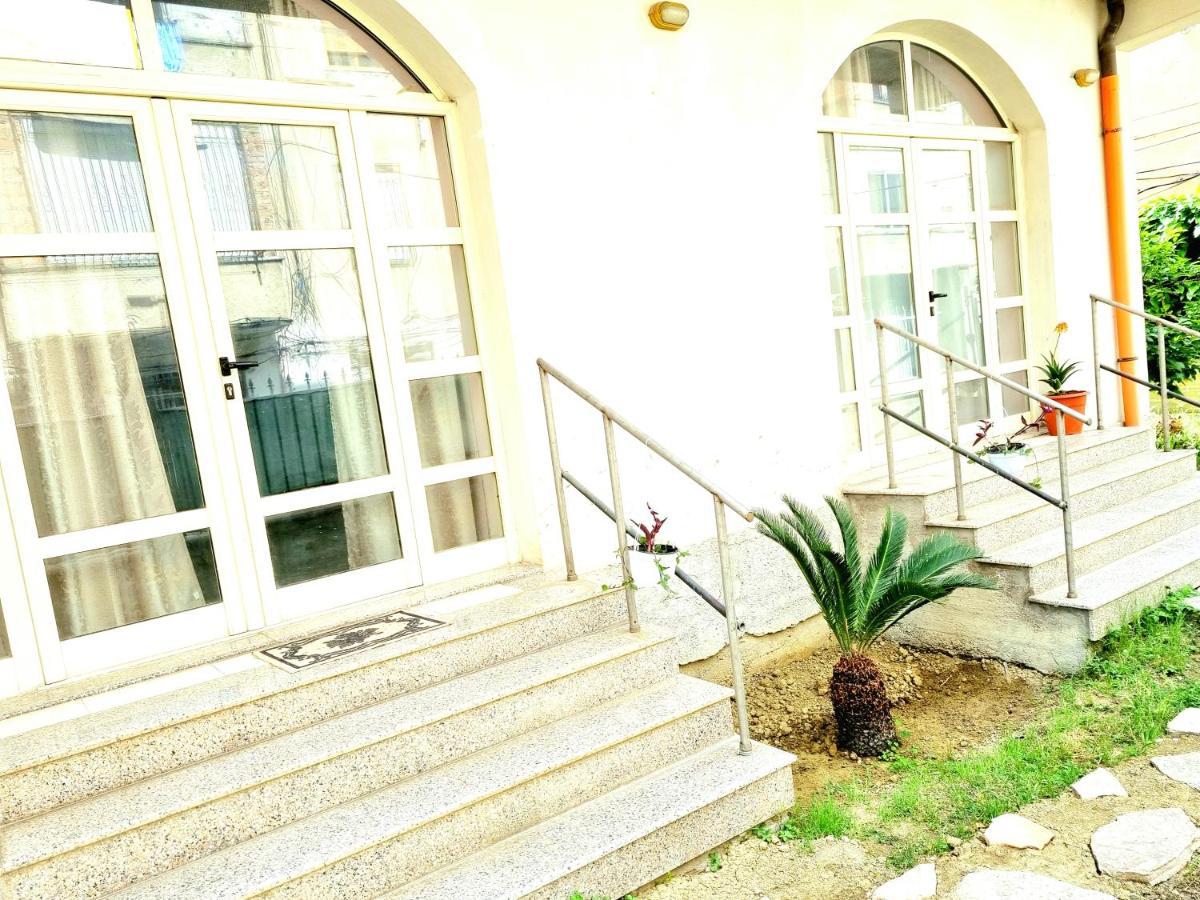 Luckyshine Hostel Vlorë Buitenkant foto