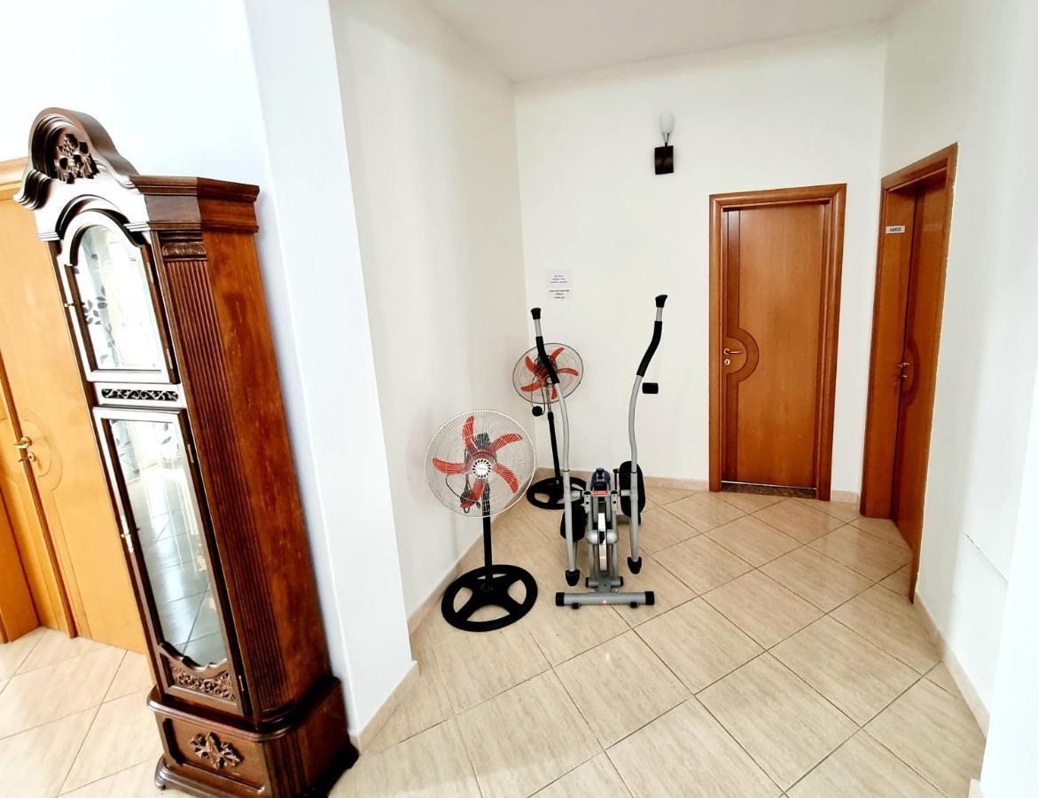 Luckyshine Hostel Vlorë Buitenkant foto