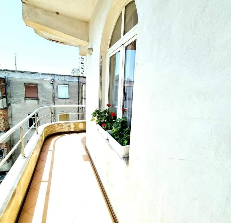 Luckyshine Hostel Vlorë Buitenkant foto