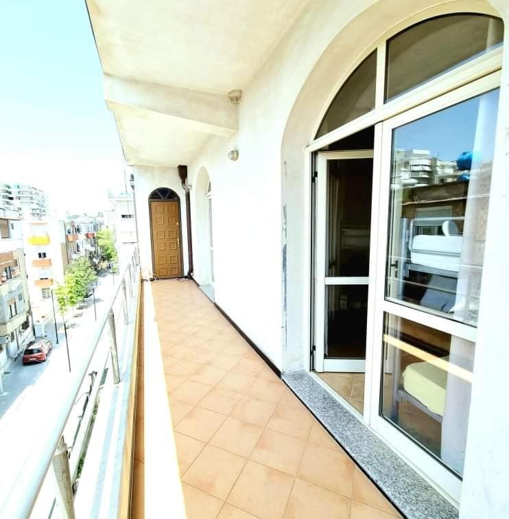 Luckyshine Hostel Vlorë Buitenkant foto