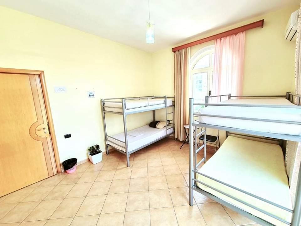 Luckyshine Hostel Vlorë Buitenkant foto