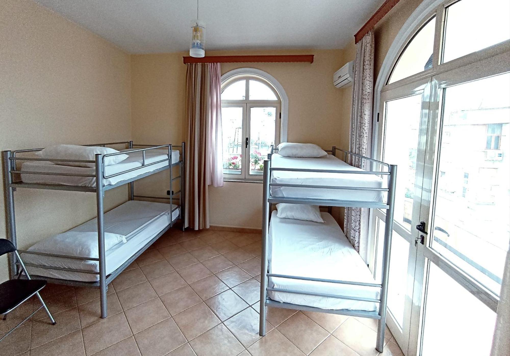 Luckyshine Hostel Vlorë Buitenkant foto