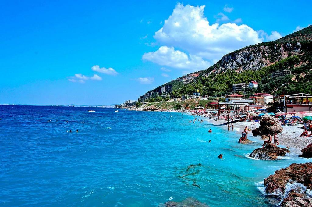 Luckyshine Hostel Vlorë Buitenkant foto