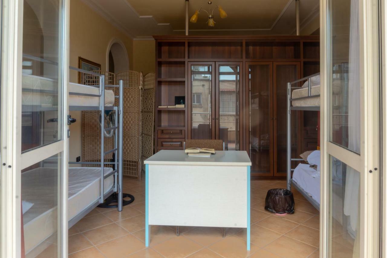 Luckyshine Hostel Vlorë Buitenkant foto