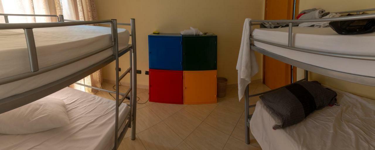 Luckyshine Hostel Vlorë Buitenkant foto