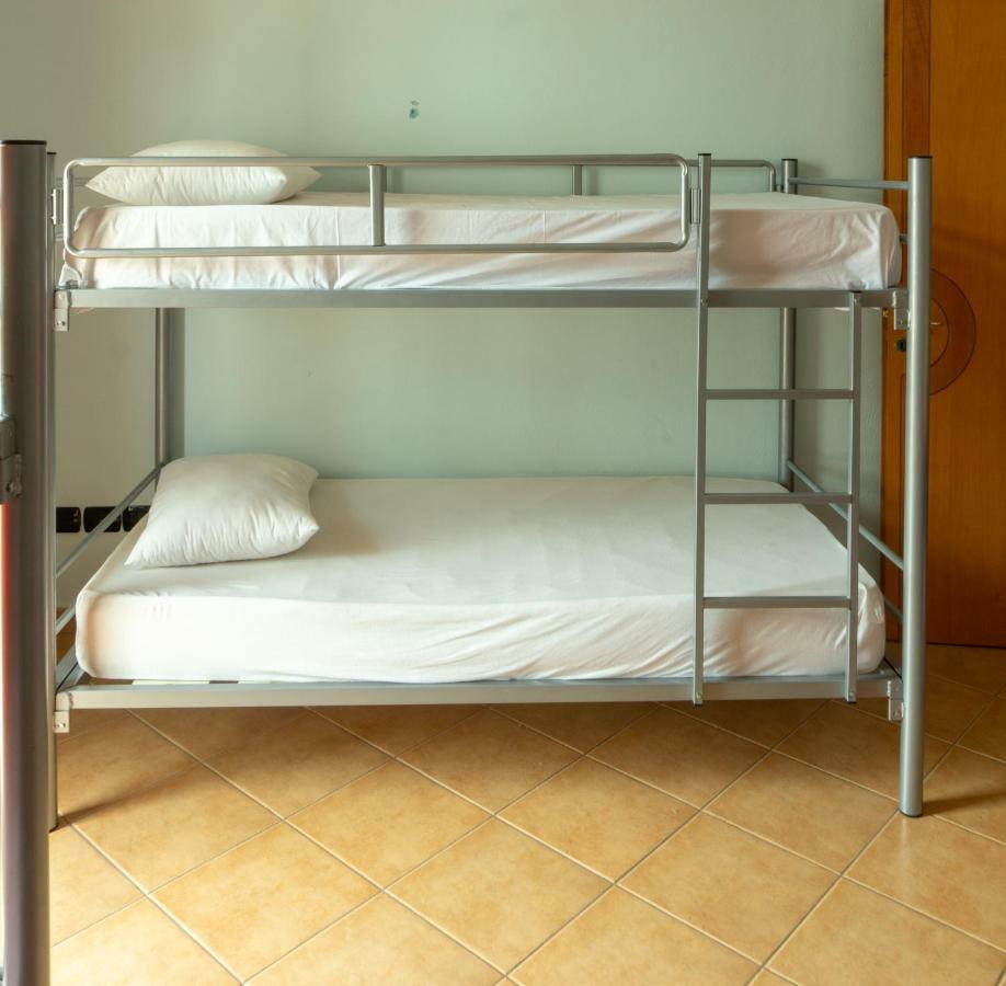 Luckyshine Hostel Vlorë Buitenkant foto