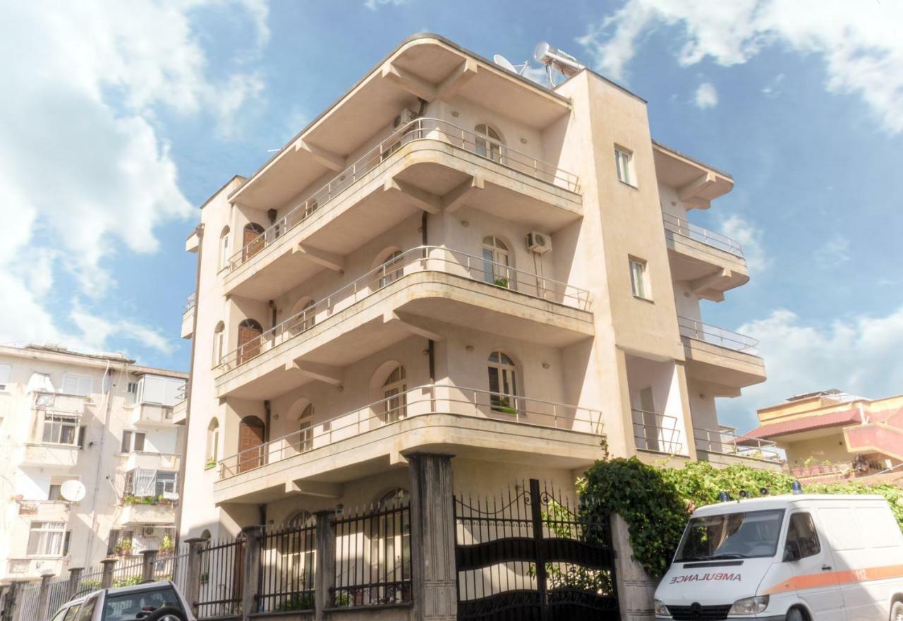 Luckyshine Hostel Vlorë Buitenkant foto