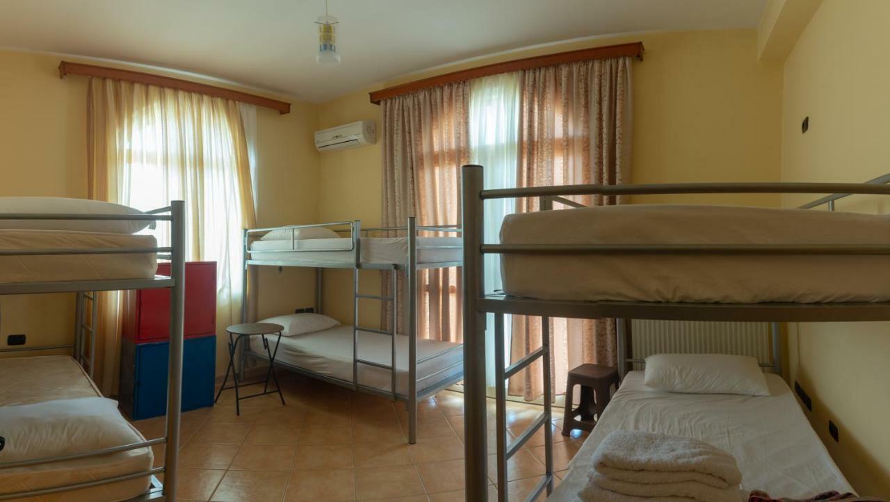Luckyshine Hostel Vlorë Buitenkant foto