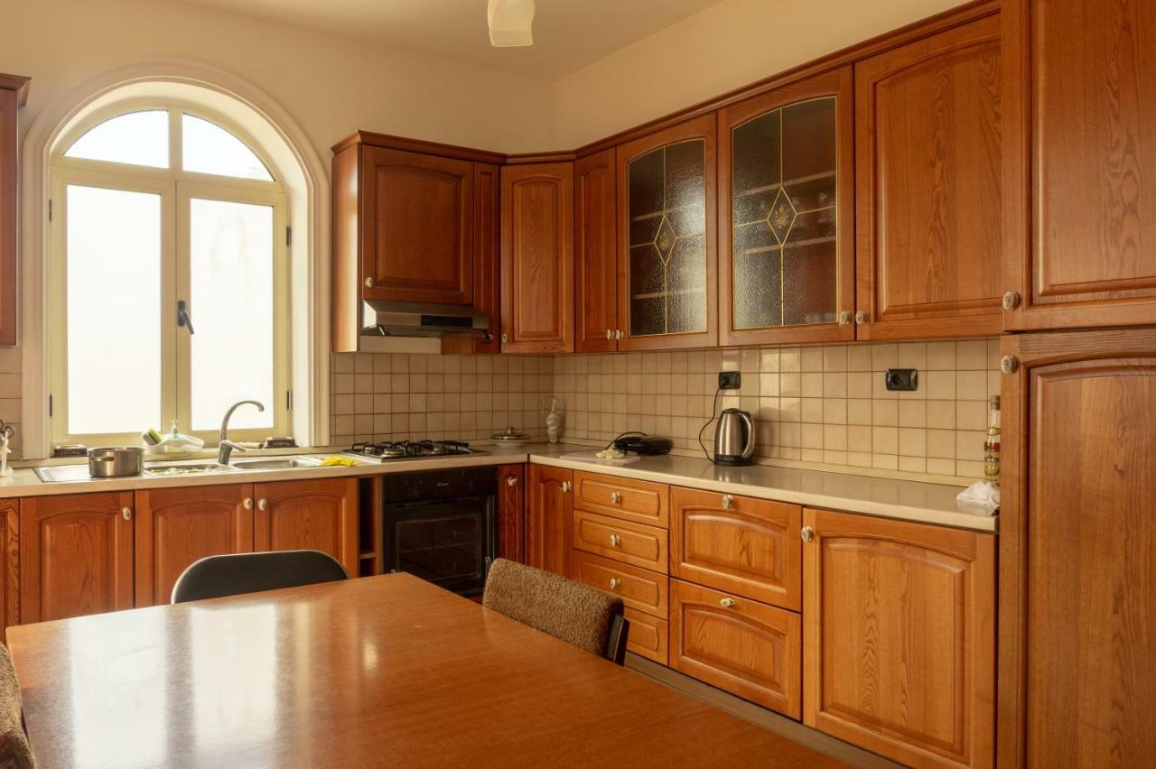 Luckyshine Hostel Vlorë Buitenkant foto