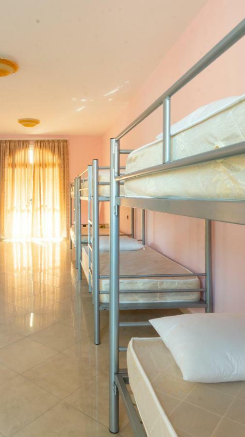 Luckyshine Hostel Vlorë Buitenkant foto