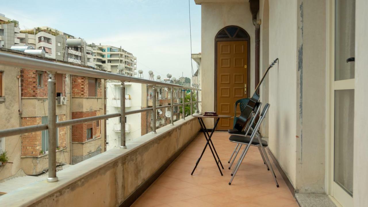 Luckyshine Hostel Vlorë Buitenkant foto
